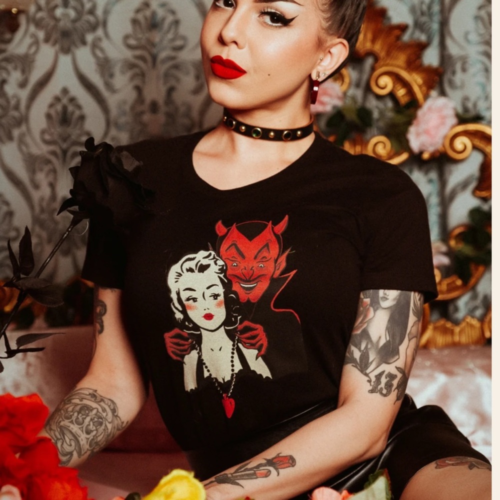 Mischief Made Size Medium Fitted Graphic Tee